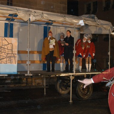 eroeffnung-markt111104-006 DIE F‹NFTE JAHRESZEIT begann gestern um 17.17 Uhr in der ostth¸ringer Faschingsmetropole Neustadt, die bis zum Aschermittwoch wieder Duhlendorf heiﬂt. Die...