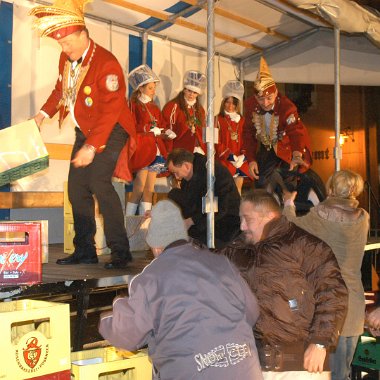 eroeffnung-markt111104-016 DIE F‹NFTE JAHRESZEIT begann gestern um 17.17 Uhr in der ostth¸ringer Faschingsmetropole Neustadt, die bis zum Aschermittwoch wieder Duhlendorf heiﬂt. Die...