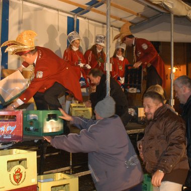 eroeffnung-markt111104-017 DIE F‹NFTE JAHRESZEIT begann gestern um 17.17 Uhr in der ostth¸ringer Faschingsmetropole Neustadt, die bis zum Aschermittwoch wieder Duhlendorf heiﬂt. Die...