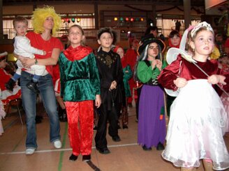 kinderfaschingsgala-sfh120205-016 Die Bilder wurden aus der alten Webseite kopiert und wieder hochgerechnet. Daher die schlechte Qualität. Die Fotografen sind reine Vermutung, es können auch...