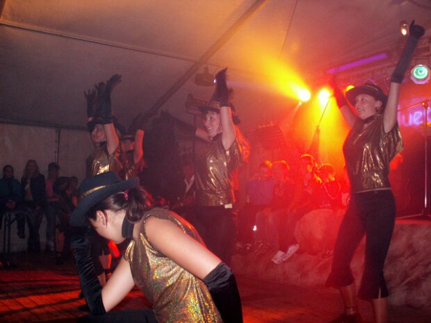Auftritt der Duhlendorfer Funkengarde am Samstag, den 06.08.2005 zum Dorffest in Lausnitz