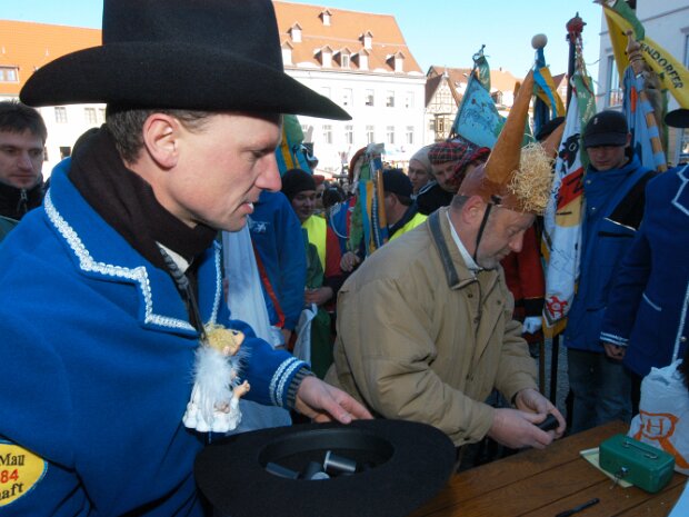 27. Närrisches Tauziehen (ge)wichtiger Leute am Montag, den 07.02.2005 auf dem Neustädter Markt
