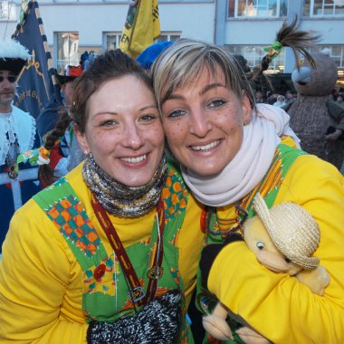 montag-tauziehen070205-003 Anfeuern halft nichts: Die Blue Angels unterliegen im Finale des n‰rrisches Tauziehens (ge)wichtiger Leute am Rosenmontag auf dem Neust‰dter Marktplatz gegen...