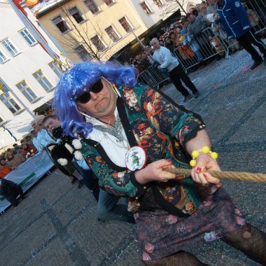 montag-tauziehen070205-005 Anfeuern halft nichts: Die Blue Angels unterliegen im Finale des n‰rrisches Tauziehens (ge)wichtiger Leute am Rosenmontag auf dem Neust‰dter Marktplatz gegen...