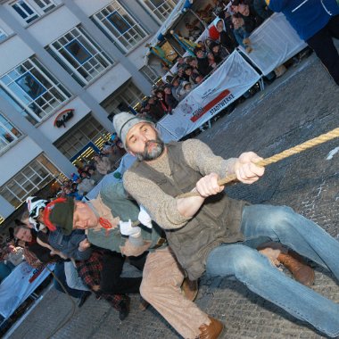 montag-tauziehen070205-009 Anfeuern halft nichts: Die Blue Angels unterliegen im Finale des n‰rrisches Tauziehens (ge)wichtiger Leute am Rosenmontag auf dem Neust‰dter Marktplatz gegen...