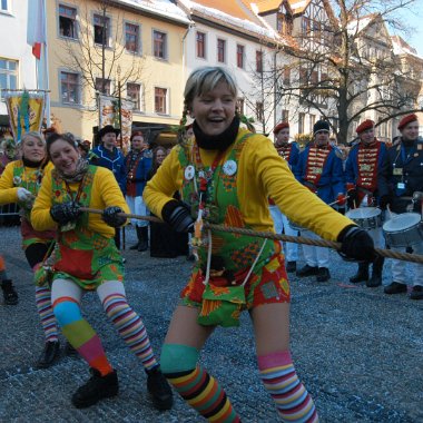 montag-tauziehen070205-015 Anfeuern halft nichts: Die Blue Angels unterliegen im Finale des n‰rrisches Tauziehens (ge)wichtiger Leute am Rosenmontag auf dem Neust‰dter Marktplatz gegen...