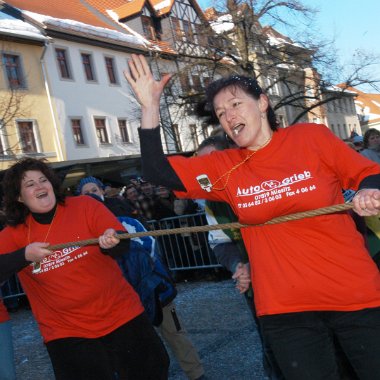 montag-tauziehen070205-018 Anfeuern halft nichts: Die Blue Angels unterliegen im Finale des n‰rrisches Tauziehens (ge)wichtiger Leute am Rosenmontag auf dem Neust‰dter Marktplatz gegen...