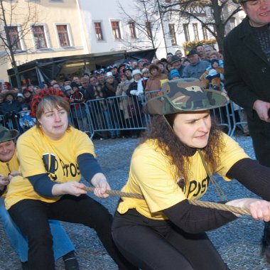 montag-tauziehen070205-019 Anfeuern halft nichts: Die Blue Angels unterliegen im Finale des n‰rrisches Tauziehens (ge)wichtiger Leute am Rosenmontag auf dem Neust‰dter Marktplatz gegen...