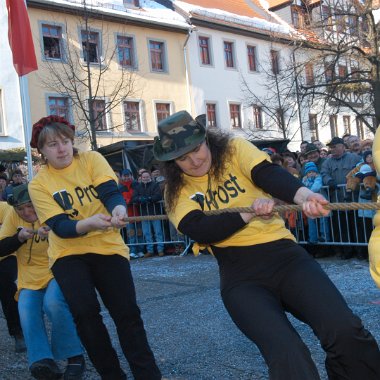 montag-tauziehen070205-020 Anfeuern halft nichts: Die Blue Angels unterliegen im Finale des n‰rrisches Tauziehens (ge)wichtiger Leute am Rosenmontag auf dem Neust‰dter Marktplatz gegen...