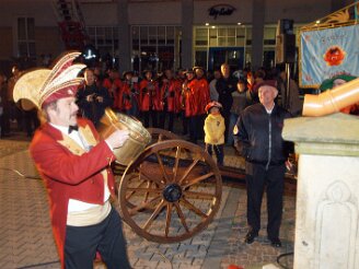 eroeffnung-markt111105-100 Mit Kanonenbˆller haben die Duhlendorfer Feuerteufel gestern um 17.11 Uhr auf dem Neust‰dter Markt die F¸nfte Jahreszeit erˆffnet. Nicht Weihnachten, sondern...