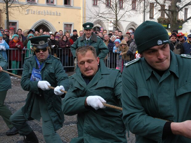 28. Närrisches Tauziehen (ge)wichtiger Leute am Montag, den 27.02.2006 auf dem Neustädter Markt Galerie 1