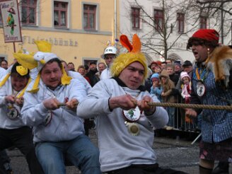 montag-tauziehen270206-151 Wenn nicht ab und zu stärkere Mannschaften auf der Westseite des Neustädter Marktplatzes beim gestrigen 28. Närrischen Tauziehen (ge)wichtiger Leute das...