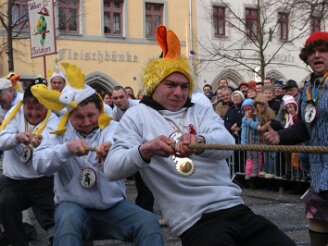 montag-tauziehen270206-152 Wenn nicht ab und zu stärkere Mannschaften auf der Westseite des Neustädter Marktplatzes beim gestrigen 28. Närrischen Tauziehen (ge)wichtiger Leute das...