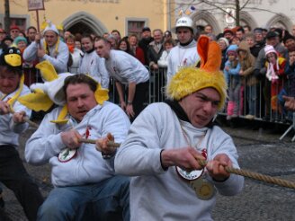 montag-tauziehen270206-154 Wenn nicht ab und zu stärkere Mannschaften auf der Westseite des Neustädter Marktplatzes beim gestrigen 28. Närrischen Tauziehen (ge)wichtiger Leute das...