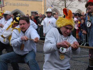 montag-tauziehen270206-155 Wenn nicht ab und zu stärkere Mannschaften auf der Westseite des Neustädter Marktplatzes beim gestrigen 28. Närrischen Tauziehen (ge)wichtiger Leute das...