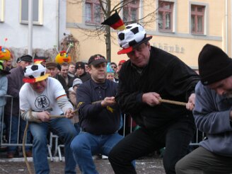 montag-tauziehen270206-156 Wenn nicht ab und zu stärkere Mannschaften auf der Westseite des Neustädter Marktplatzes beim gestrigen 28. Närrischen Tauziehen (ge)wichtiger Leute das...