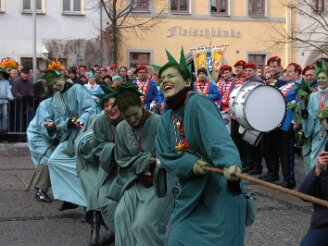 montag-tauziehen270206-163 Wenn nicht ab und zu stärkere Mannschaften auf der Westseite des Neustädter Marktplatzes beim gestrigen 28. Närrischen Tauziehen (ge)wichtiger Leute das...
