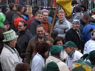 montag-tauziehen270206-165 Wenn nicht ab und zu stärkere Mannschaften auf der Westseite des Neustädter Marktplatzes beim gestrigen 28. Närrischen Tauziehen (ge)wichtiger Leute das...