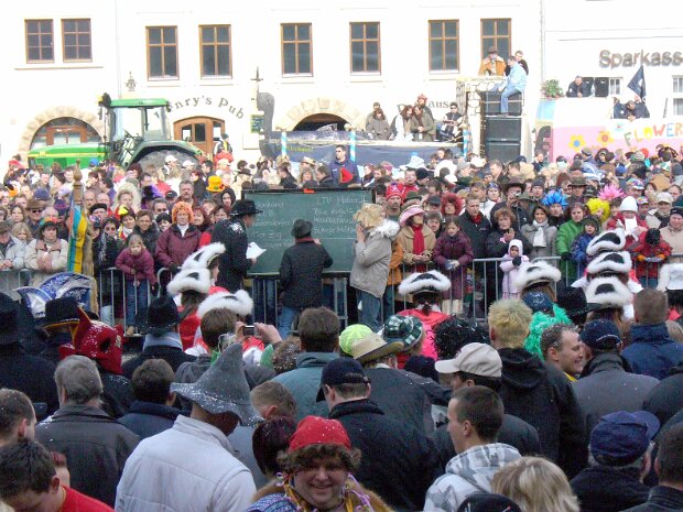 28. Närrisches Tauziehen (ge)wichtiger Leute am Montag, den 27.02.2006 auf dem Neustädter Markt Galerie 2