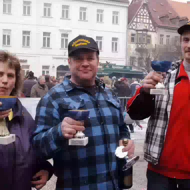 poessneck.diashow.tauziehe Karneval in Duhlendorf: 30. N‰rrisches Tauziehen (ge)wichtiger Leute auf dem Marktplatz Neustadt.