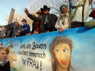 sonntag-umzug030208-440 Rauchverbot, die Frauenelf als erneuter Fuﬂballweltmeister, die TV-Dokusoap Bauer sucht Frau, die drohende Kreisreform sowie steigende Preise f¸r Kraftstoffe...