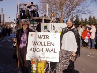 sonntag-umzug030208-441 Rauchverbot, die Frauenelf als erneuter Fuﬂballweltmeister, die TV-Dokusoap Bauer sucht Frau, die drohende Kreisreform sowie steigende Preise f¸r Kraftstoffe...