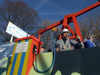 sonntag-umzug030208-442 Rauchverbot, die Frauenelf als erneuter Fuﬂballweltmeister, die TV-Dokusoap Bauer sucht Frau, die drohende Kreisreform sowie steigende Preise f¸r Kraftstoffe...