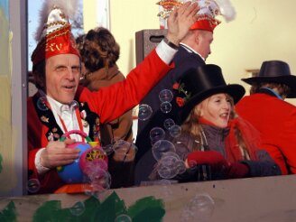 sonntag-umzug030208-454 Rauchverbot, die Frauenelf als erneuter Fuﬂballweltmeister, die TV-Dokusoap Bauer sucht Frau, die drohende Kreisreform sowie steigende Preise f¸r Kraftstoffe...