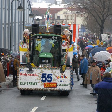 sonntag-umzug220209-405 Die Finanzkrise und der seit Tagen anhaltende Schneefall waren zwei Hauptthemen beim gestrigen Faschingsumzug zur 55. Session des Duhlendorfer Karnevals. Trotz...