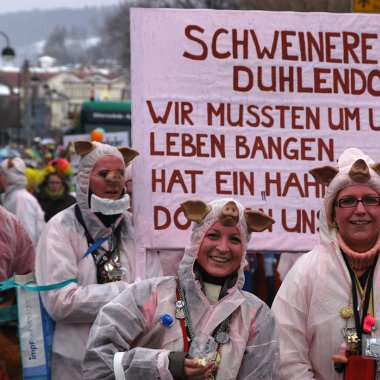 sonntag-umzug220209-412 Die Finanzkrise und der seit Tagen anhaltende Schneefall waren zwei Hauptthemen beim gestrigen Faschingsumzug zur 55. Session des Duhlendorfer Karnevals. Trotz...