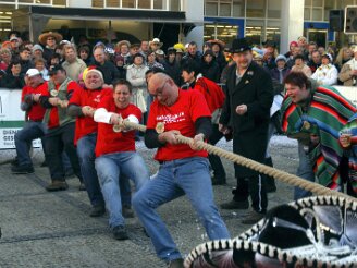 montag-tauziehen070311-175 Die Mexikaner aus Dreitzsch gewinnen das Herrenfinale. Das n‰rrische Tauziehen (ge)wichtiger Leute begeisterte am Rosenmontag ¸ber 2000 Zuschauer auf dem...