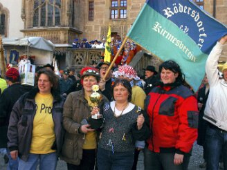 montag-tauziehen070311-176 Der Rˆdersdorfer Kirmesverein gewinnt das Damenfinale. Das n‰rrische Tauziehen (ge)wichtiger Leute begeisterte am Rosenmontag ¸ber 2000 Zuschauer auf dem...