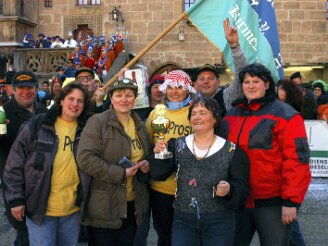 montag-tauziehen070311-177 Der Rˆdersdorfer Kirmesverein gewinnt das Damenfinale. Das n‰rrische Tauziehen (ge)wichtiger Leute begeisterte am Rosenmontag ¸ber 2000 Zuschauer auf dem...