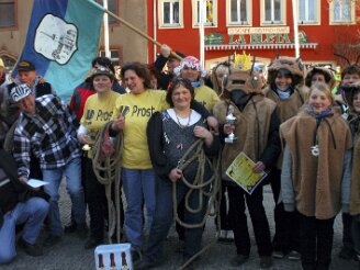 montag-tauziehen070311-179 Der Rˆdersdorfer Kirmesverein gewinnt das Damenfinale gegen die Pillsendorfer Waldk‰uzchen. Das n‰rrische Tauziehen (ge)wichtiger Leute begeisterte am...