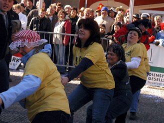 montag-tauziehen070311-181 Der Rˆdersdorfer Kirmesverein gewinnt das Damenfinale. Das n‰rrische Tauziehen (ge)wichtiger Leute begeisterte am Rosenmontag ¸ber 2000 Zuschauer auf dem...