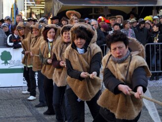 montag-tauziehen070311-182 Die Pillsendorfer Waldk‰uzchen verloren im Finale gegen die Frauen des Rˆdersdorfer Kirmesvereins. Das n‰rrische Tauziehen (ge)wichtiger Leute begeisterte am...