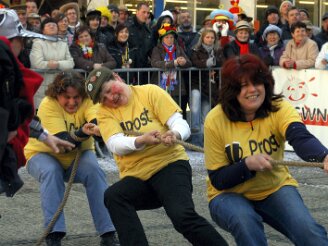 montag-tauziehen070311-183 Die Frauen vom Rˆdersdorfer Kirmesverein kamen auf Anhieb ins Finale und verteidigten ihren Titel. Das n‰rrische Tauziehen (ge)wichtiger Leute begeisterte am...
