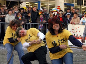 montag-tauziehen070311-184 Die Frauen vom Rˆdersdorfer Kirmesverein kamen auf Anhieb ins Finale und verteidigten ihren Titel. Das n‰rrische Tauziehen (ge)wichtiger Leute begeisterte am...
