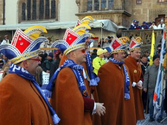 montag-tauziehen070311-187 Die Duhlendorfer Funkengarde gewann gestern den Showkampf gegen den Elferrat. Das n‰rrische Tauziehen (ge)wichtiger Leute begeisterte am Rosenmontag ¸ber 2000...