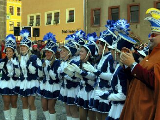 montag-tauziehen070311-188 Die Duhlendorfer Funkengarde gewann gestern den Showkampf gegen den Elferrat. Das n‰rrische Tauziehen (ge)wichtiger Leute begeisterte am Rosenmontag ¸ber 2000...