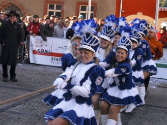 montag-tauziehen070311-189 Die Duhlendorfer Funkengarde gewann gestern den Showkampf gegen den Elferrat. Das n‰rrische Tauziehen (ge)wichtiger Leute begeisterte am Rosenmontag ¸ber 2000...