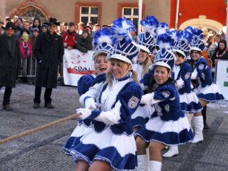 montag-tauziehen070311-190 Die Duhlendorfer Funkengarde gewann gestern den Showkampf gegen den Elferrat. Das n‰rrische Tauziehen (ge)wichtiger Leute begeisterte am Rosenmontag ¸ber 2000...