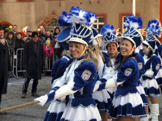 montag-tauziehen070311-192 Die Duhlendorfer Funkengarde gewann gestern den Showkampf gegen den Elferrat. Das n‰rrische Tauziehen (ge)wichtiger Leute begeisterte am Rosenmontag ¸ber 2000...
