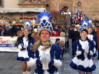 montag-tauziehen070311-193 Die Duhlendorfer Funkengarde sorgt in den Pausen f¸r Unterhaltung. Das n‰rrische Tauziehen (ge)wichtiger Leute begeisterte am Rosenmontag ¸ber 2000 Zuschauer...