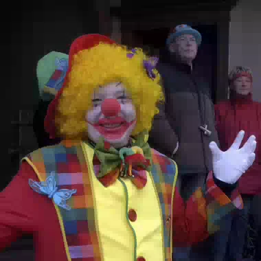 sonntag-umzug060311-720 Zuschauer J¸rgen Rachut aus Langendembach kam als Clown verkleidet. Rund 25 000 Zuschauer sahen am Sonntag bei sonnigem Wetter einen farbigenfreudigen...