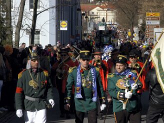 sonntag-umzug060311-723 Rund 25 000 Zuschauer sahen am Sonntag bei sonnigem Wetter einen farbigenfreudigen Faschingsumzug durch Neustadt, der von 86 Gruppen gestaltet wurde. Aufs Korn...