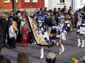 sonntag-umzug060311-725 Die Duhlendorfer Funkengarde zu Beginn des Umzuges. Rund 25 000 Zuschauer sahen am Sonntag bei sonnigem Wetter einen farbigenfreudigen Faschingsumzug durch...