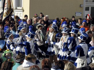 sonntag-umzug060311-726 Die Duhlendorfer Funkengarde zu Beginn des Umzuges. Rund 25 000 Zuschauer sahen am Sonntag bei sonnigem Wetter einen farbigenfreudigen Faschingsumzug durch...