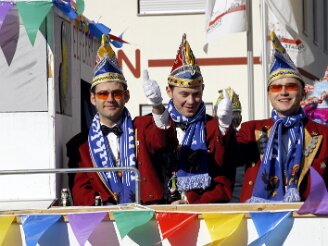 sonntag-umzug060311-728 Die Duhlendorfer Karnevalsminister Daniel Bˆhme (v.l.), Danny Will und Thomas Schreck. Rund 25 000 Zuschauer sahen am Sonntag bei sonnigem Wetter einen...