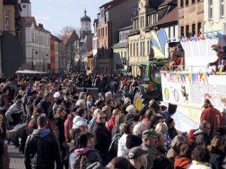 sonntag-umzug060311-729 Rund 25 000 Zuschauer sahen am Sonntag bei sonnigem Wetter einen farbigenfreudigen Faschingsumzug durch Neustadt, der von 86 Gruppen gestaltet wurde. Aufs Korn...